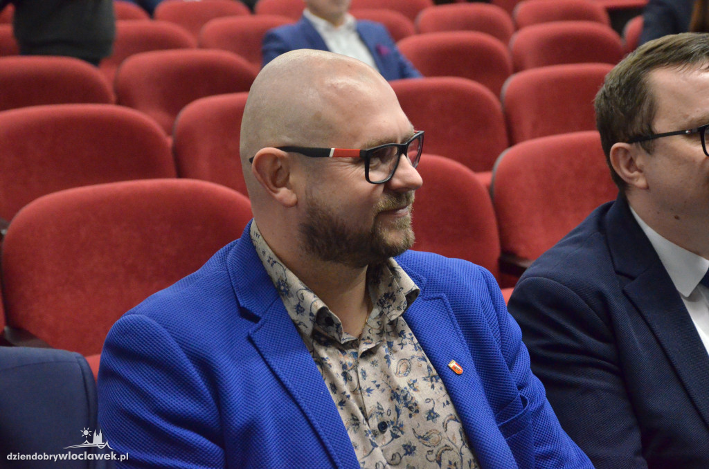 Samorządowcy z regionu dostali czeki na drogi