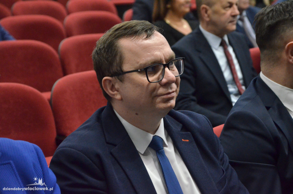 Samorządowcy z regionu dostali czeki na drogi
