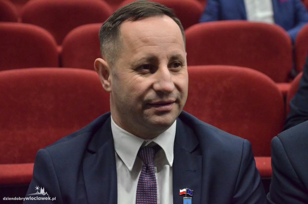 Samorządowcy z regionu dostali czeki na drogi