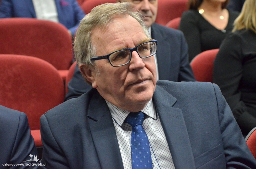 Samorządowcy z regionu dostali czeki na drogi