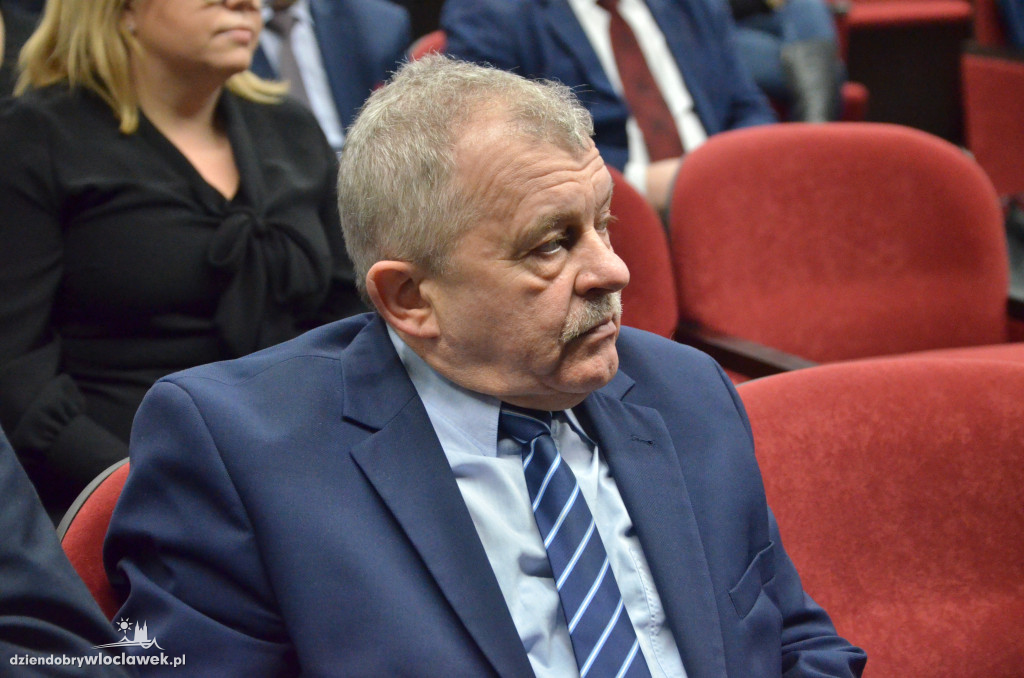 Samorządowcy z regionu dostali czeki na drogi