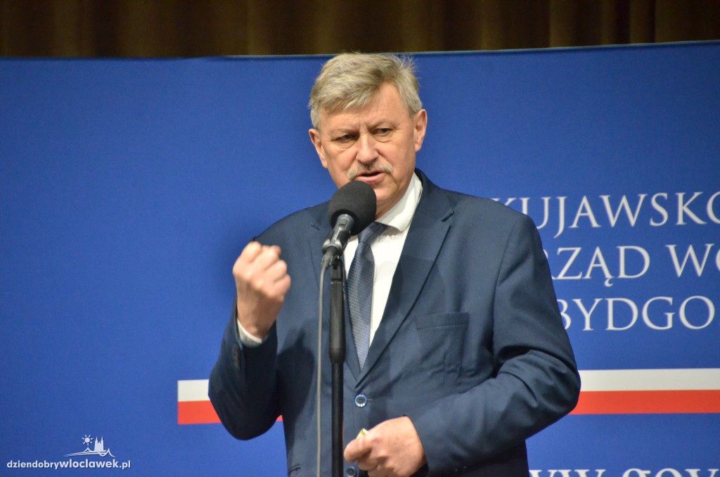 Samorządowcy z regionu dostali czeki na drogi