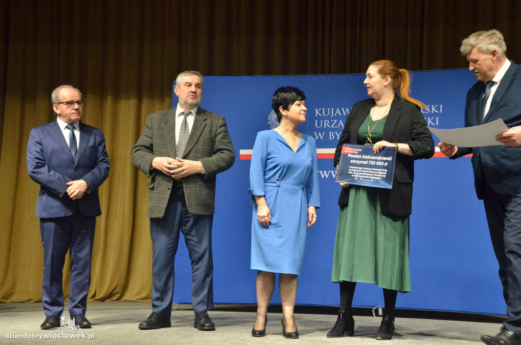 Samorządowcy z regionu dostali czeki na drogi