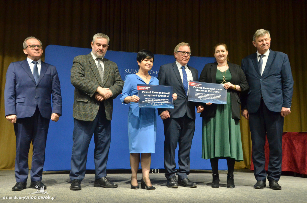 Samorządowcy z regionu dostali czeki na drogi