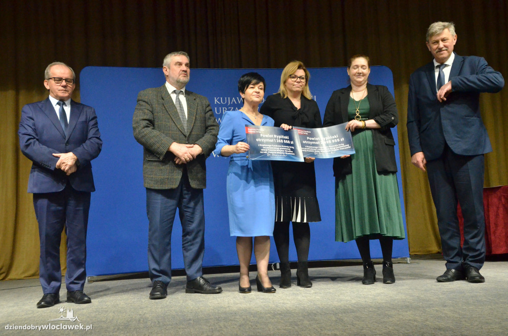 Samorządowcy z regionu dostali czeki na drogi