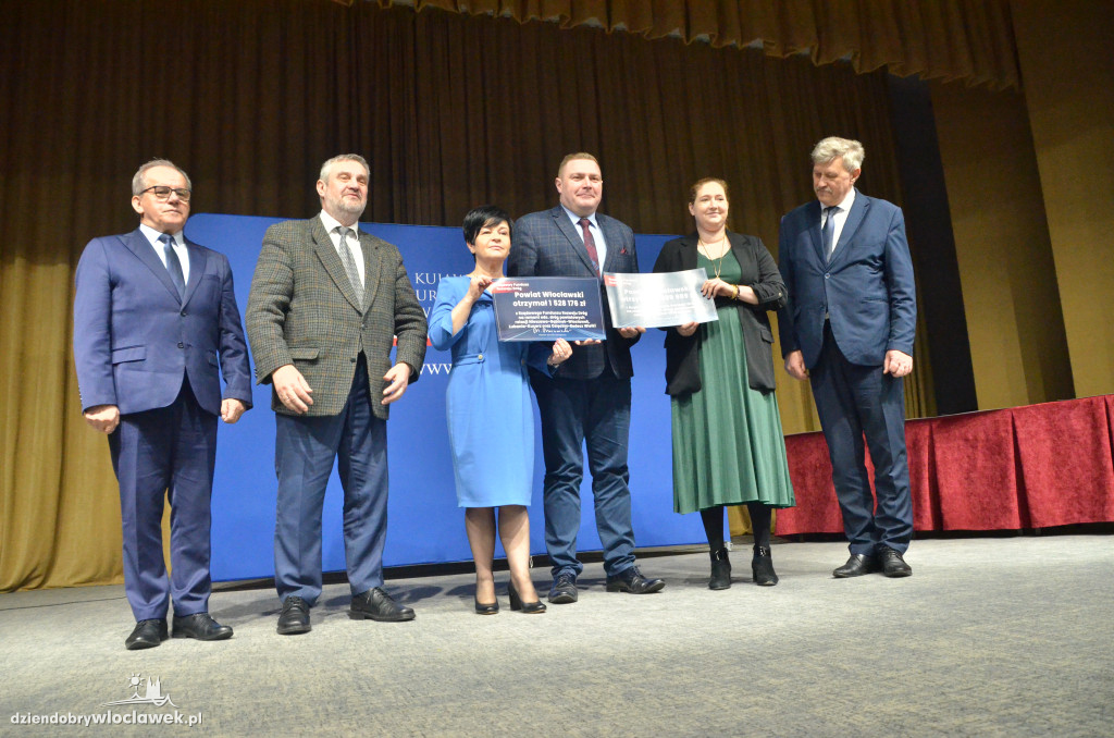 Samorządowcy z regionu dostali czeki na drogi