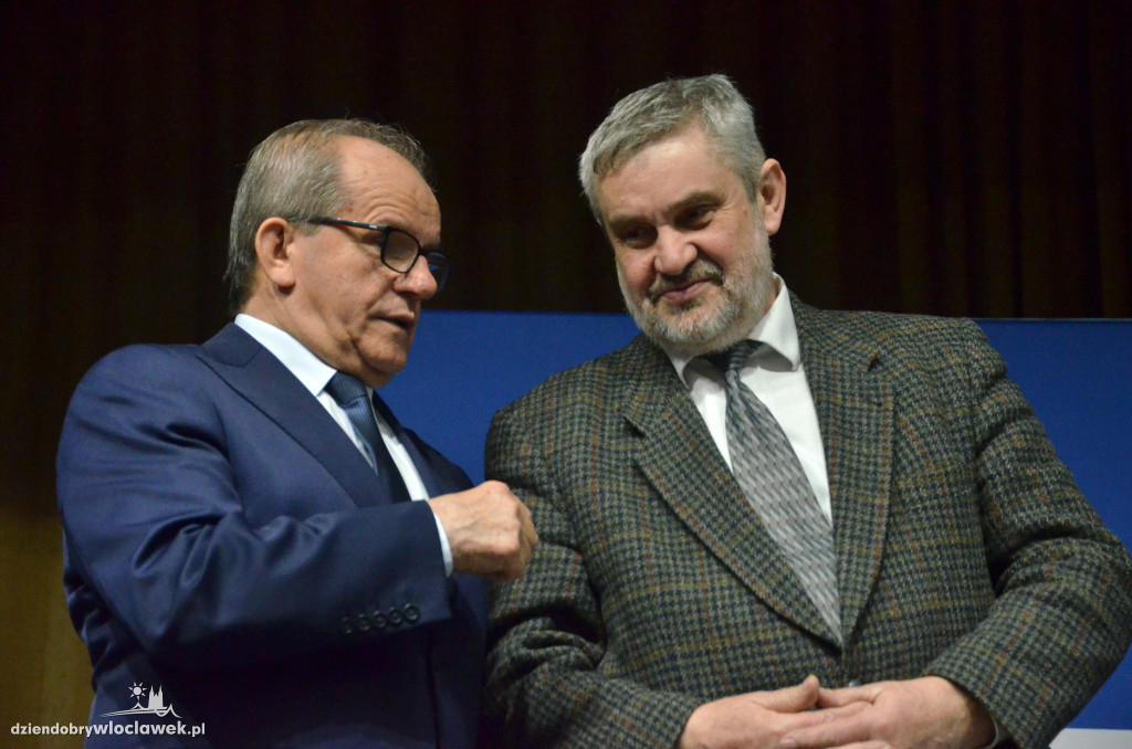 Samorządowcy z regionu dostali czeki na drogi