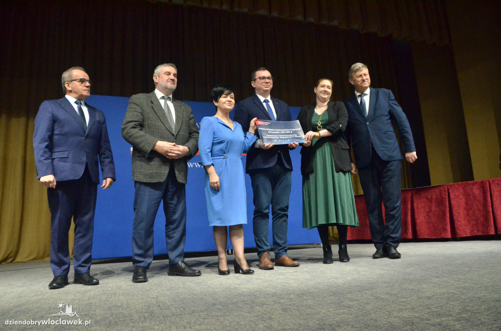 Samorządowcy z regionu dostali czeki na drogi