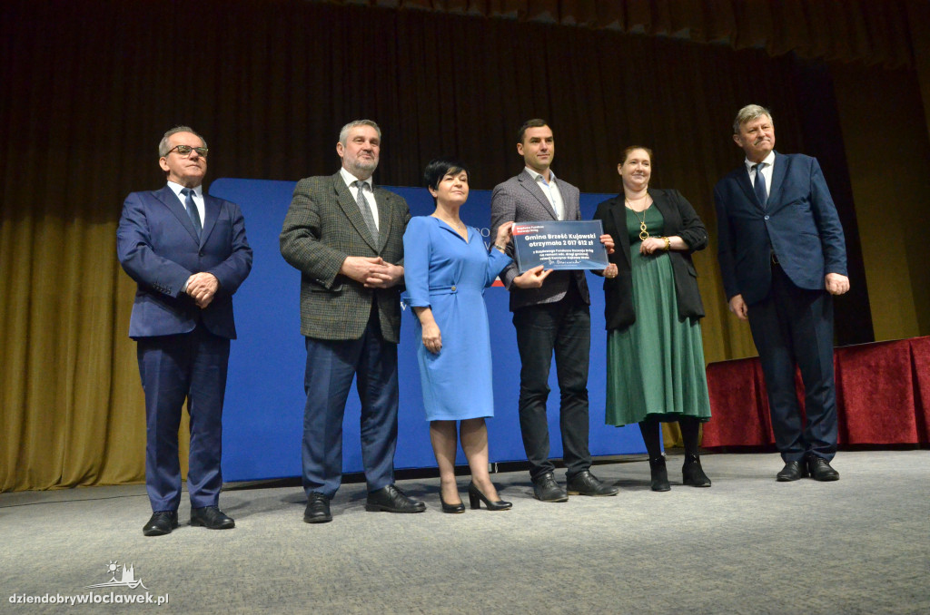 Samorządowcy z regionu dostali czeki na drogi