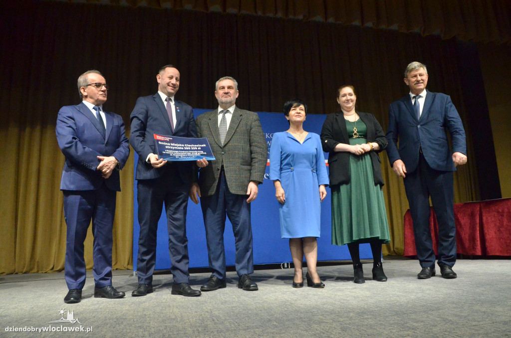 Samorządowcy z regionu dostali czeki na drogi