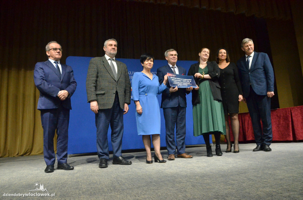 Samorządowcy z regionu dostali czeki na drogi
