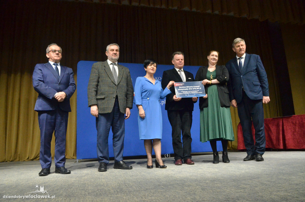 Samorządowcy z regionu dostali czeki na drogi