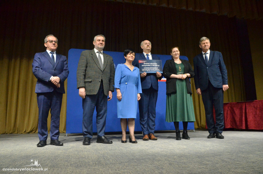 Samorządowcy z regionu dostali czeki na drogi
