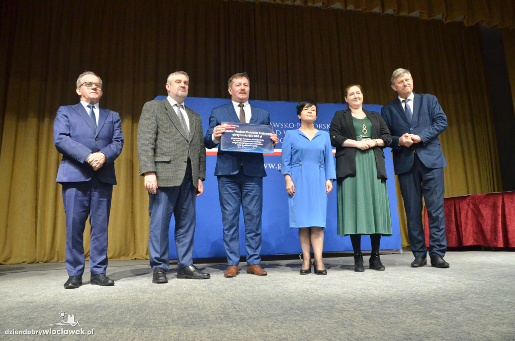Samorządowcy z regionu dostali czeki na drogi