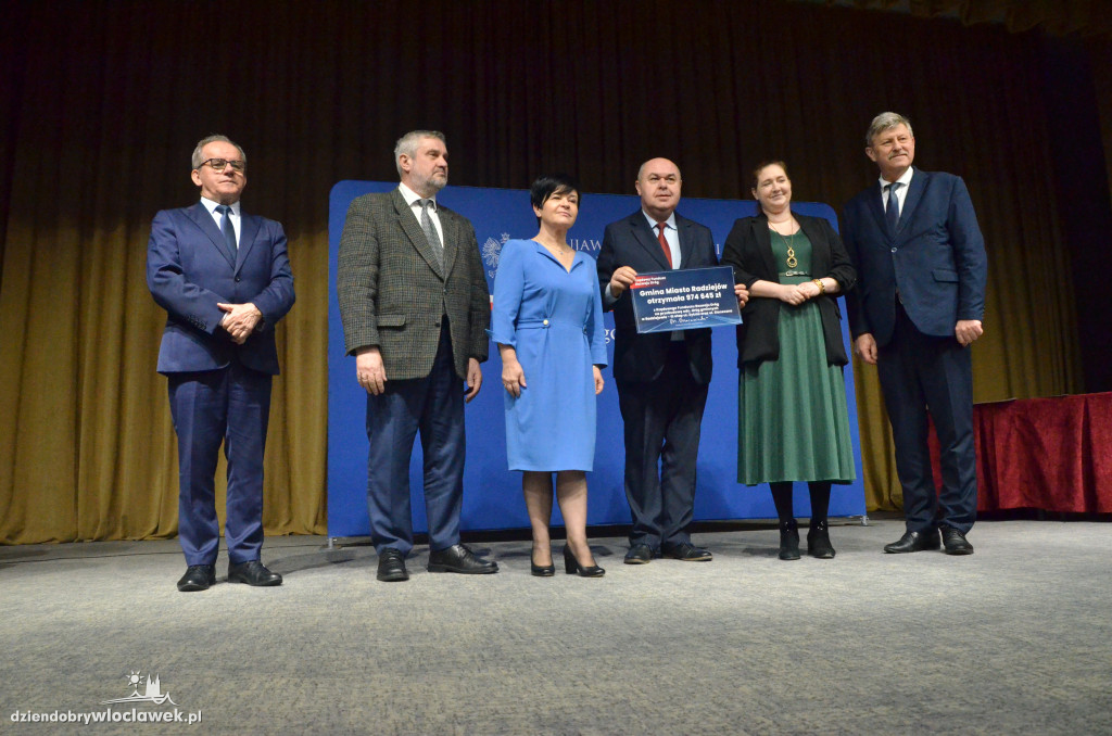 Samorządowcy z regionu dostali czeki na drogi