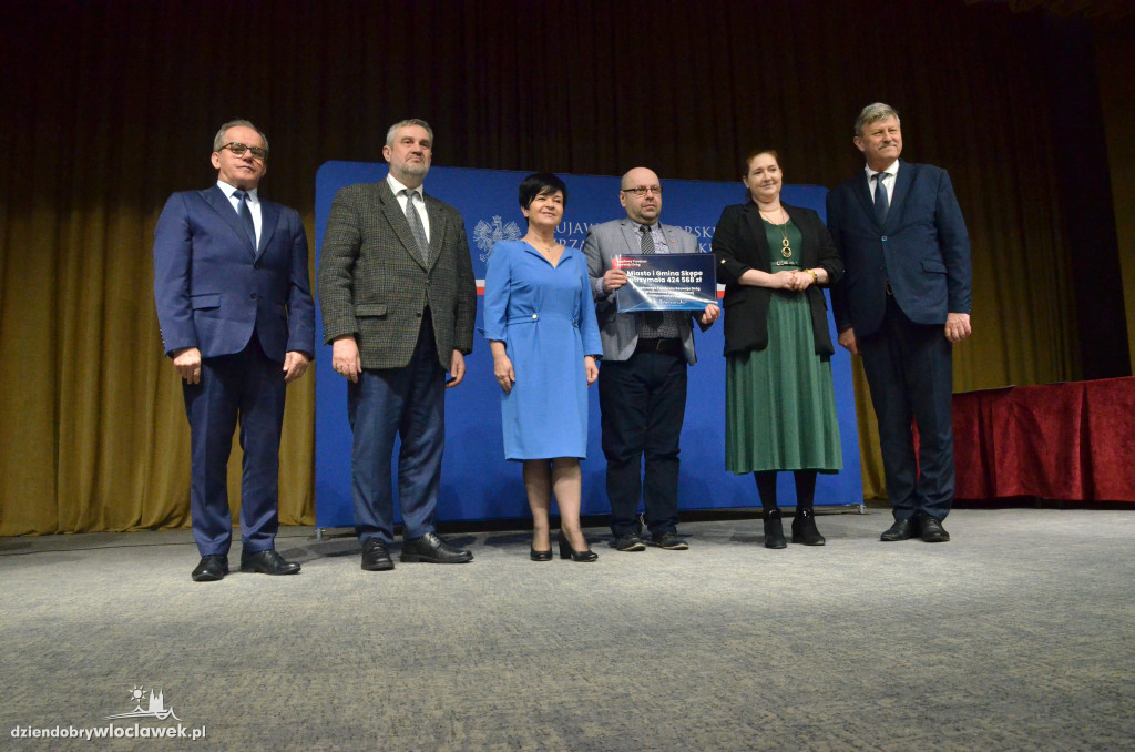 Samorządowcy z regionu dostali czeki na drogi