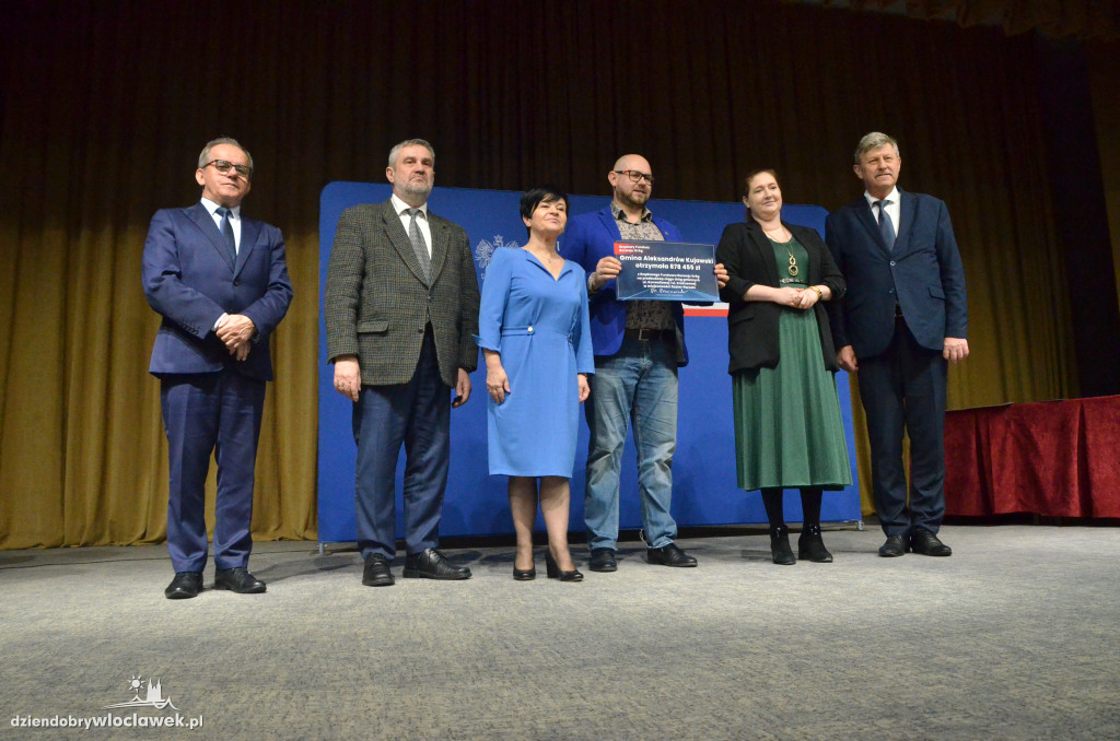 Samorządowcy z regionu dostali czeki na drogi