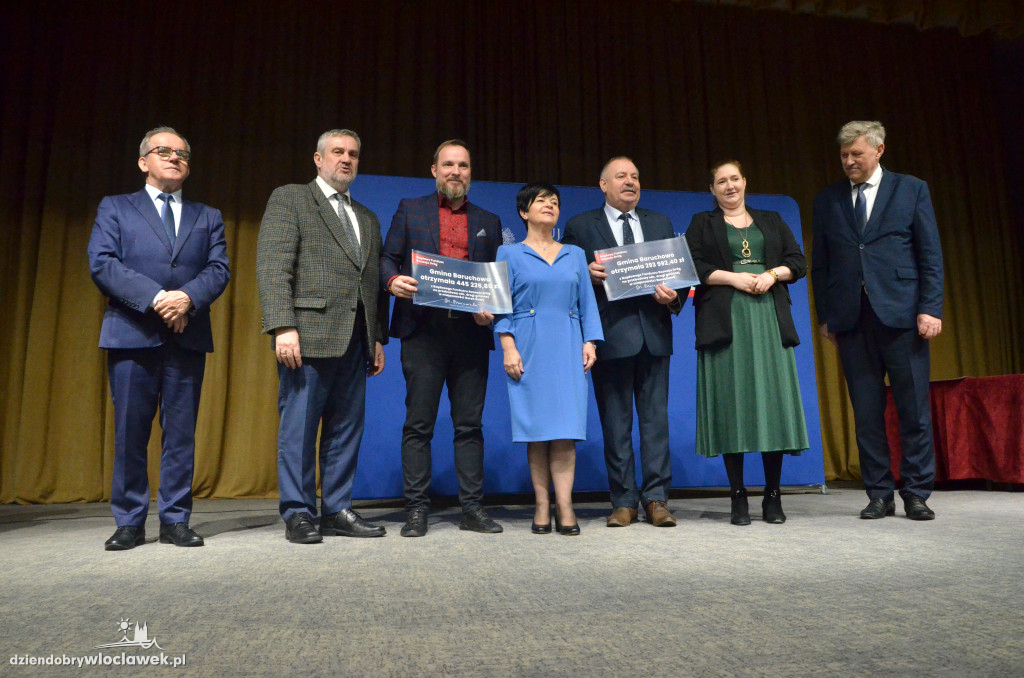 Samorządowcy z regionu dostali czeki na drogi