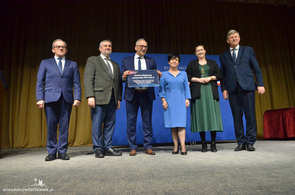 Samorządowcy z regionu dostali czeki na drogi