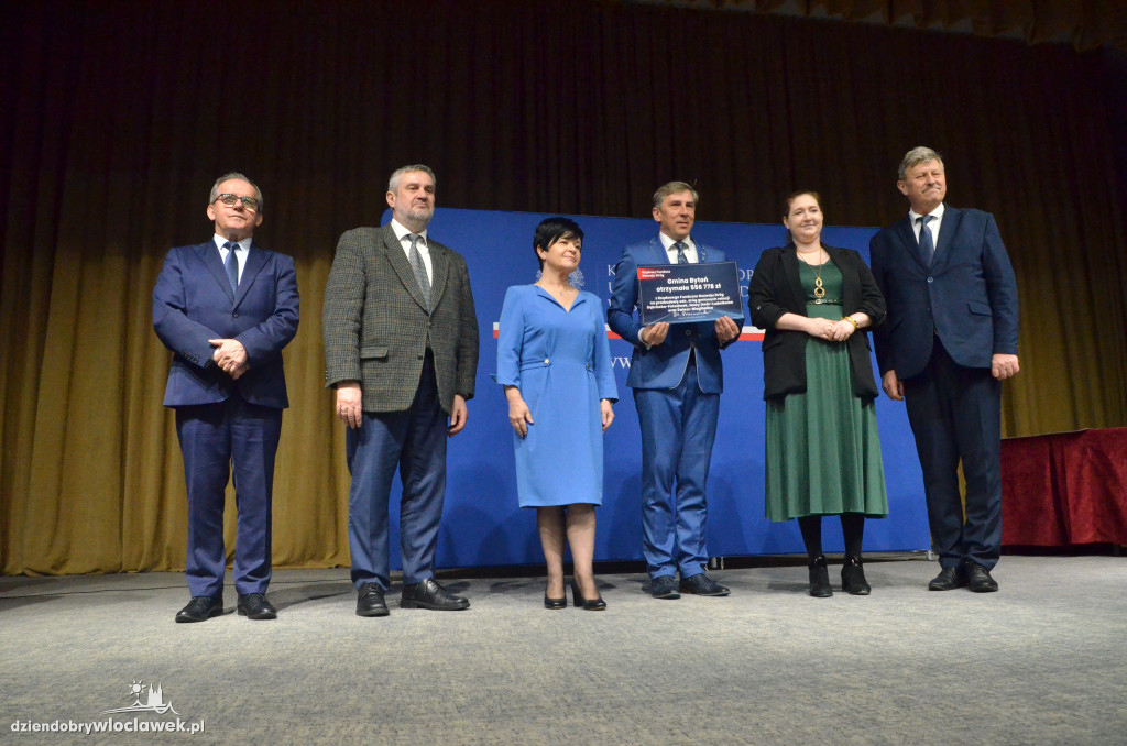 Samorządowcy z regionu dostali czeki na drogi