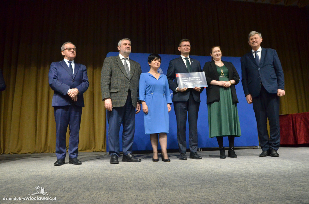 Samorządowcy z regionu dostali czeki na drogi