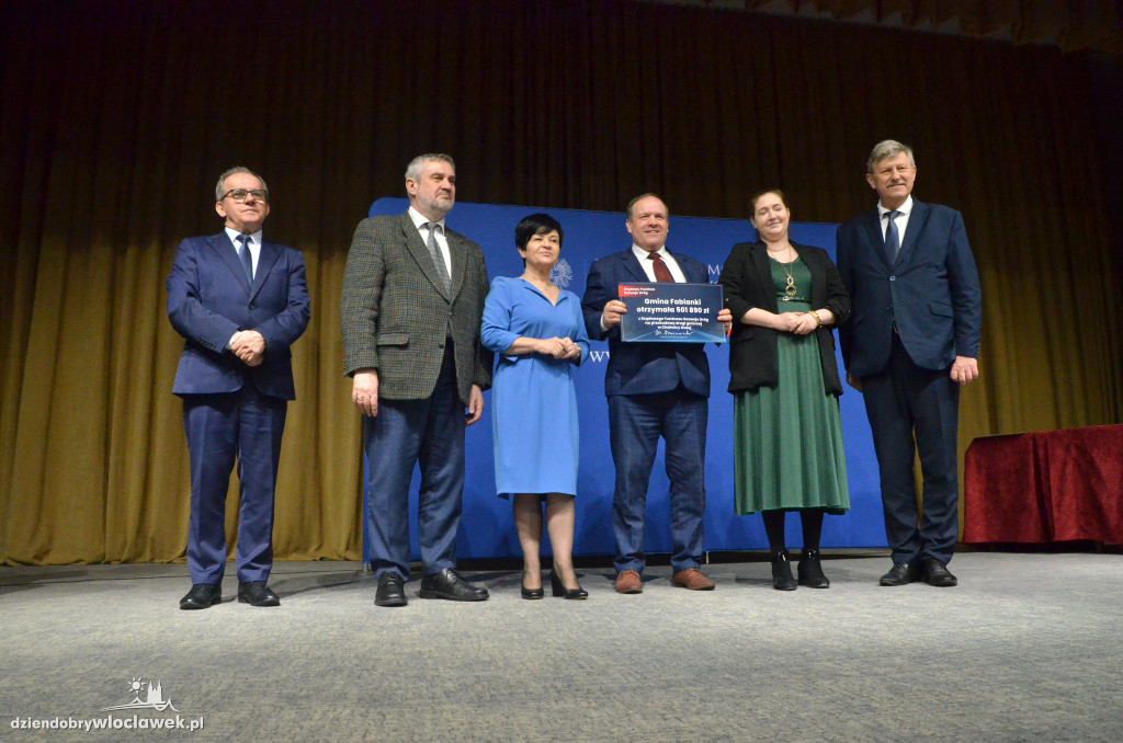Samorządowcy z regionu dostali czeki na drogi