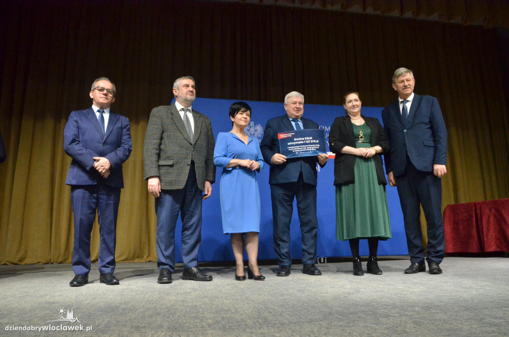 Samorządowcy z regionu dostali czeki na drogi