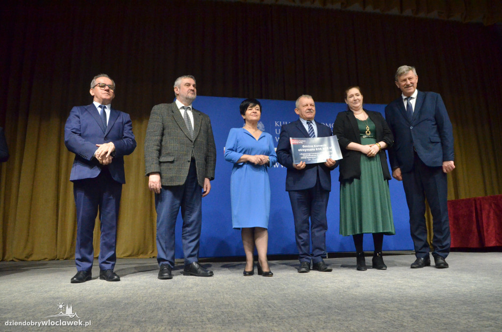 Samorządowcy z regionu dostali czeki na drogi