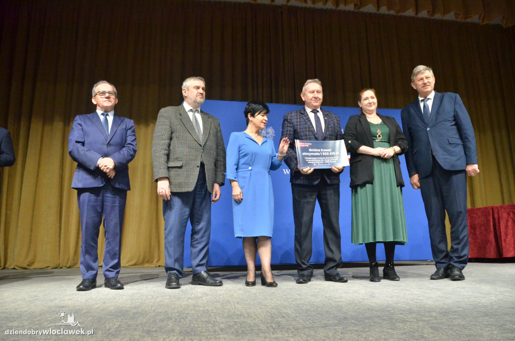 Samorządowcy z regionu dostali czeki na drogi