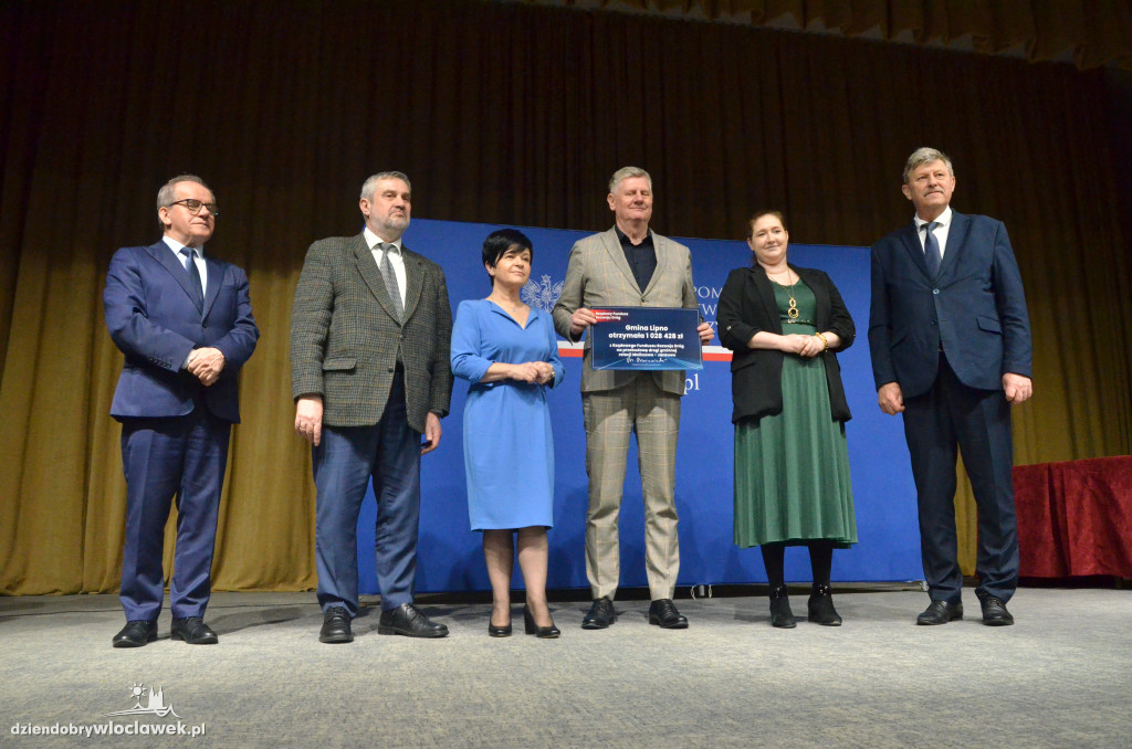 Samorządowcy z regionu dostali czeki na drogi