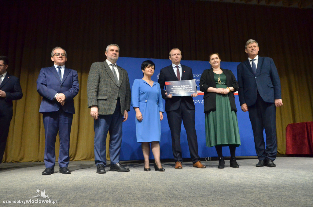 Samorządowcy z regionu dostali czeki na drogi