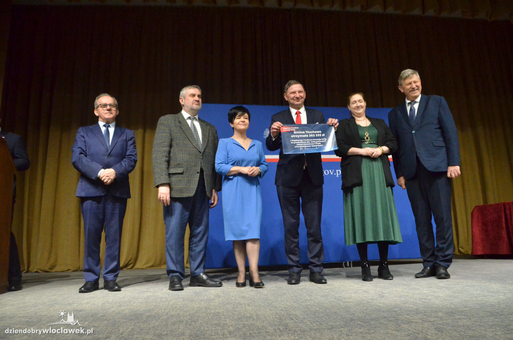 Samorządowcy z regionu dostali czeki na drogi