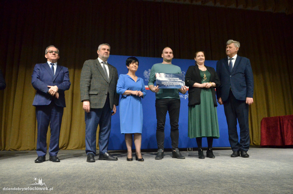 Samorządowcy z regionu dostali czeki na drogi