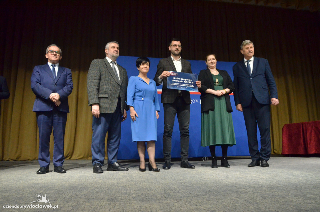Samorządowcy z regionu dostali czeki na drogi
