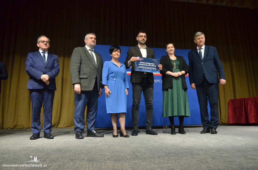 Samorządowcy z regionu dostali czeki na drogi