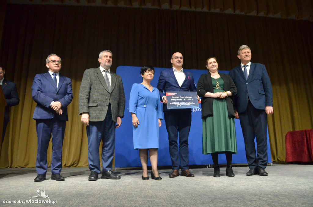 Samorządowcy z regionu dostali czeki na drogi