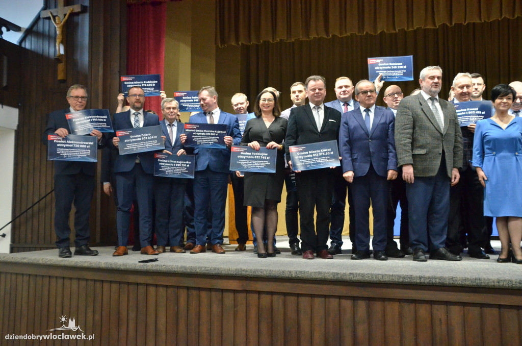 Samorządowcy z regionu dostali czeki na drogi