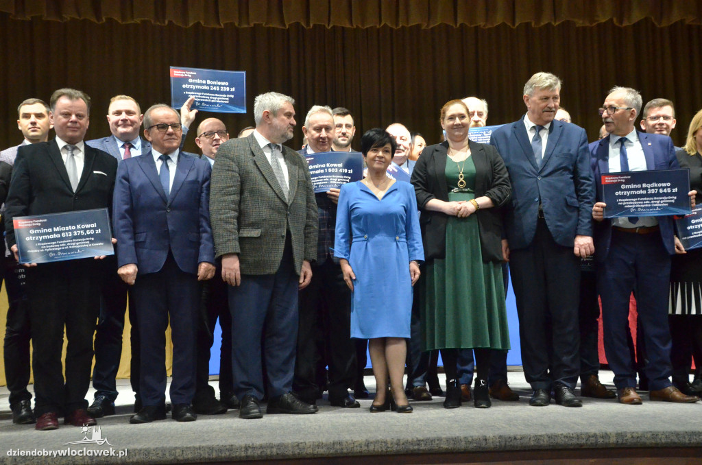 Samorządowcy z regionu dostali czeki na drogi