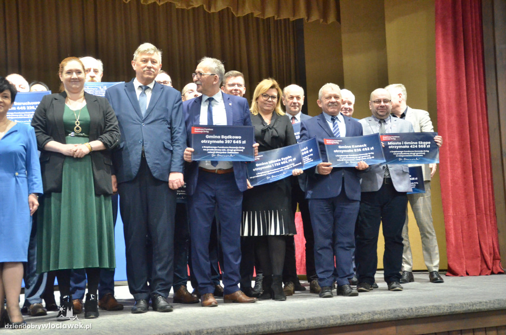 Samorządowcy z regionu dostali czeki na drogi