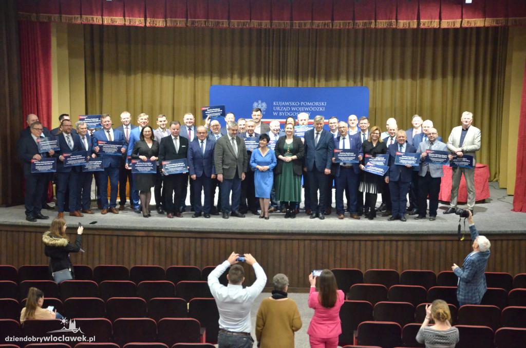 Samorządowcy z regionu dostali czeki na drogi