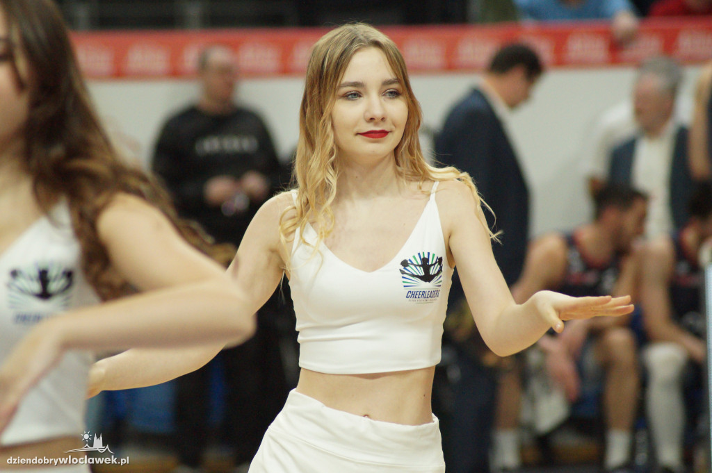 Cheerleaderki na meczu Anwil vs Twarde Pierniki