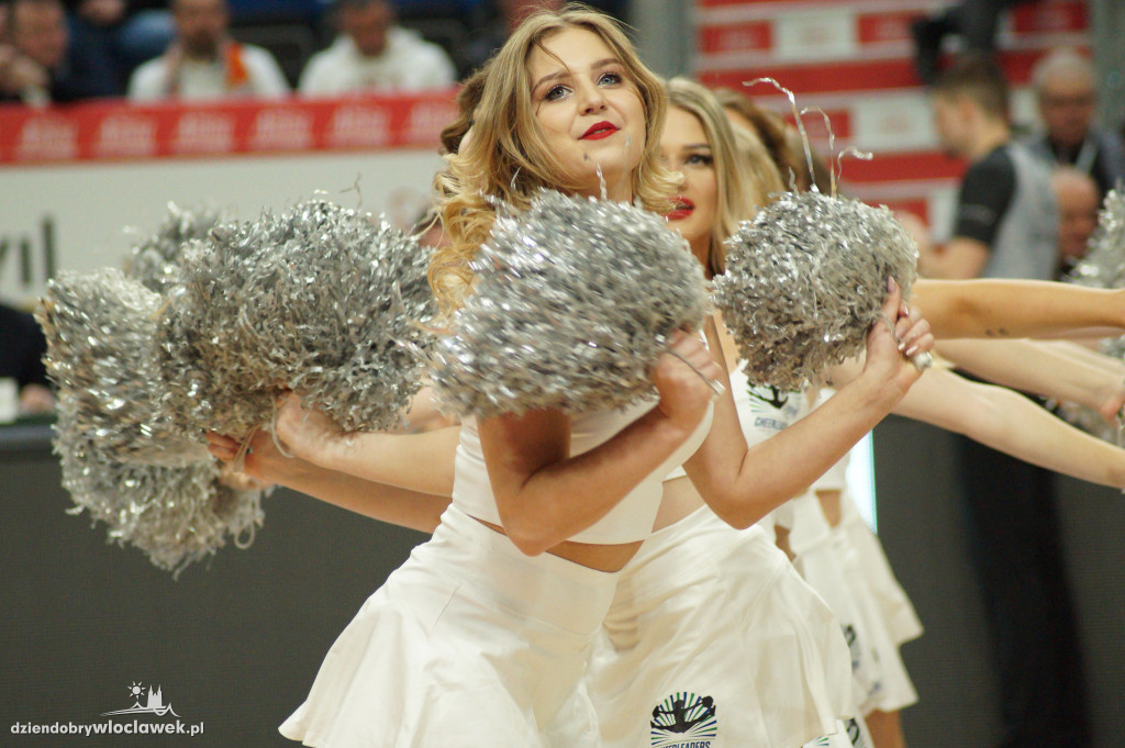 Cheerleaderki na meczu Anwil vs Twarde Pierniki