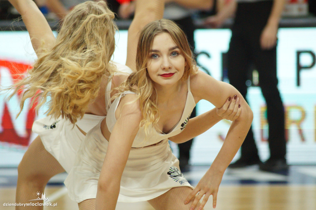 Cheerleaderki na meczu Anwil vs Twarde Pierniki
