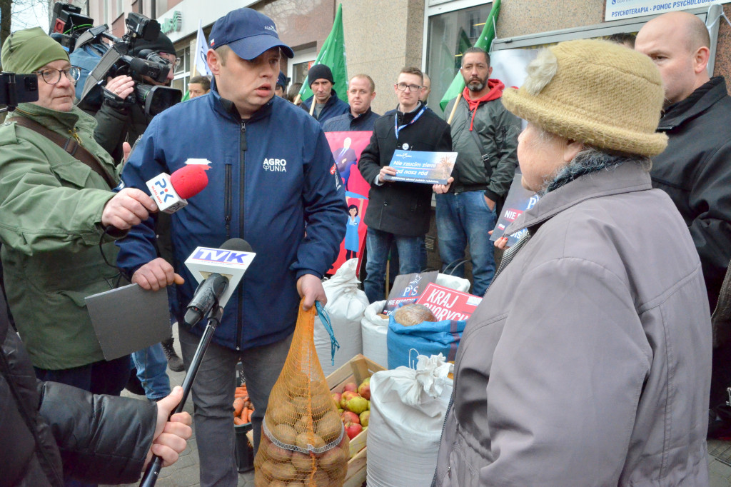 Protest Agrounii przed biurem Gembickiej