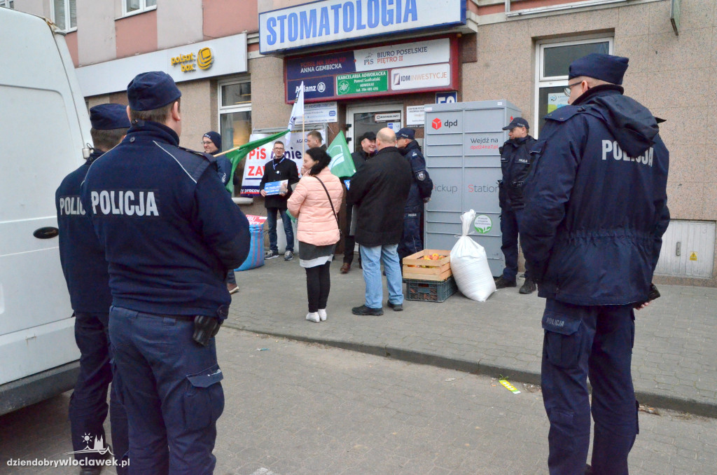 Protest Agrounii przed biurem Gembickiej