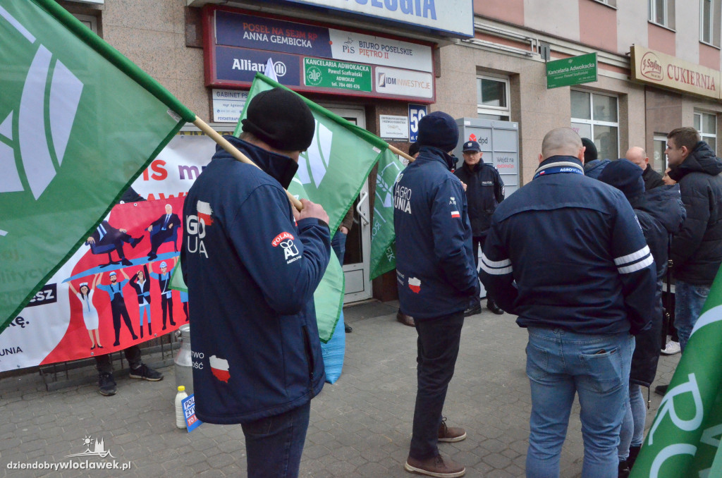 Protest Agrounii przed biurem Gembickiej