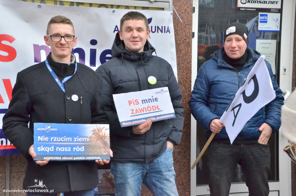 Protest Agrounii przed biurem Gembickiej