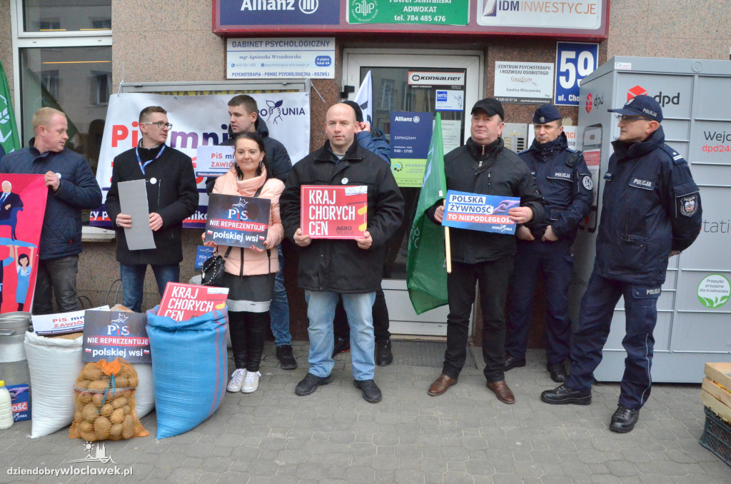 Protest Agrounii przed biurem Gembickiej