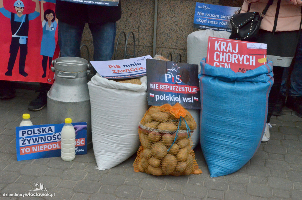 Protest Agrounii przed biurem Gembickiej