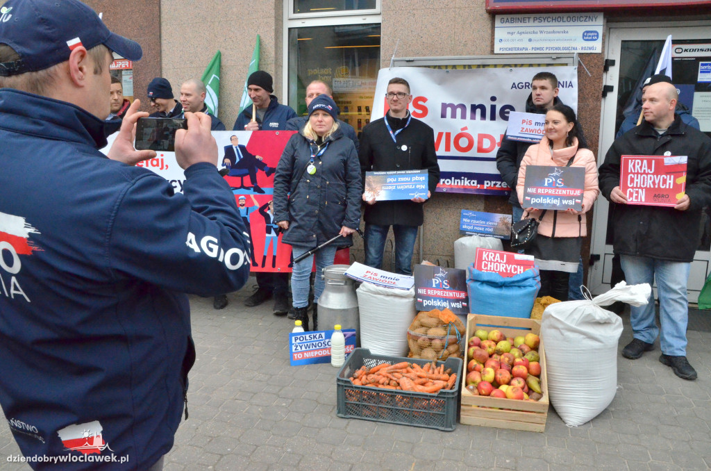 Protest Agrounii przed biurem Gembickiej